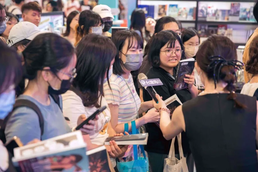 2026漫博:簡士頡《北投女巫》首場簽書會圓滿落幕!跨越多年的等待,女巫與仙子們共度最魔幻的一天 6 新聞稿圖06 許多喜愛《北投女巫》多年的讀者來到現場為老師應援