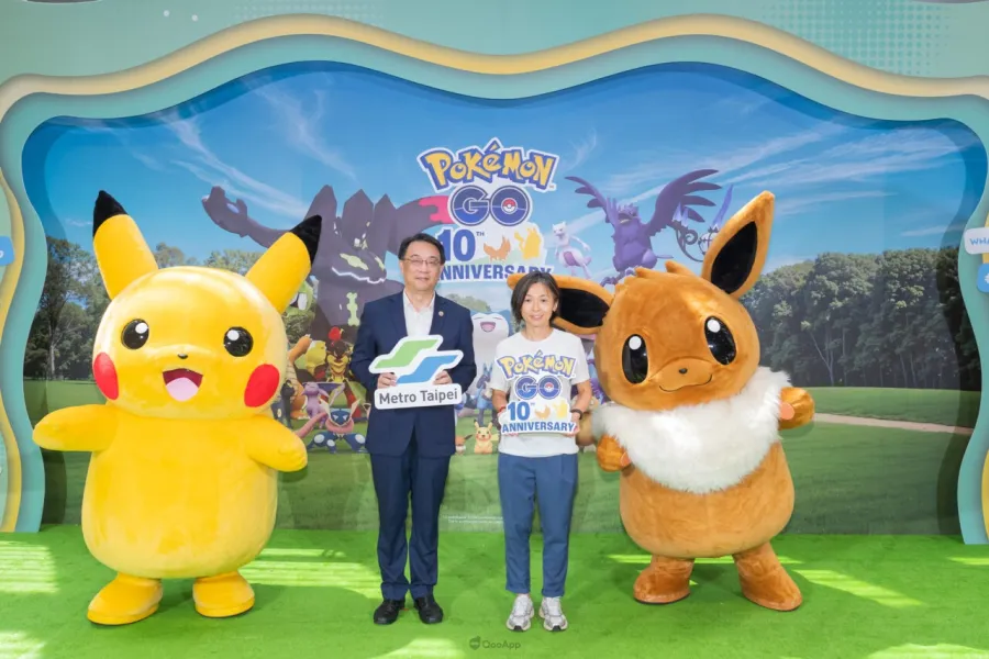《Pokémon GO》10週年特展開幕!與皮卡丘、伊布一同回顧十年精采冒險足跡! 1 圖1 臺北捷運公司 馮兆興處長與《Pokemon GO》亞太區資深行銷總監 許世婉 Elaine Hui ,一同出席《Pokemon GO》十週年特展開幕儀式。